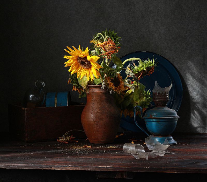 натюрморт, фотонатюрморт, still life, stillifefoto, ретро_натюрморт, подсолнухи, лампа, наталья_казанцева Теперь подсолнушек пусть светит? фото превью