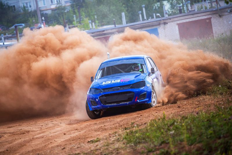 Вираж, гонка, пыль, поворот, соревнование, авто, автоспорт, спорт, машина, трасса, лето, скорость На вираже фото превью