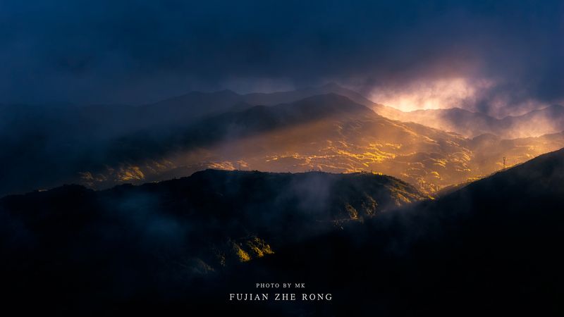 Mountain shadows gilded with gold фото превью