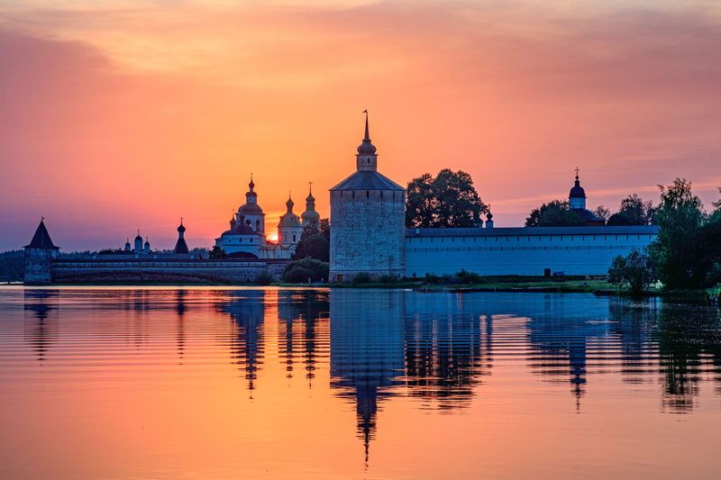 Кирилло-Белозерский монастырь на закате фото превью
