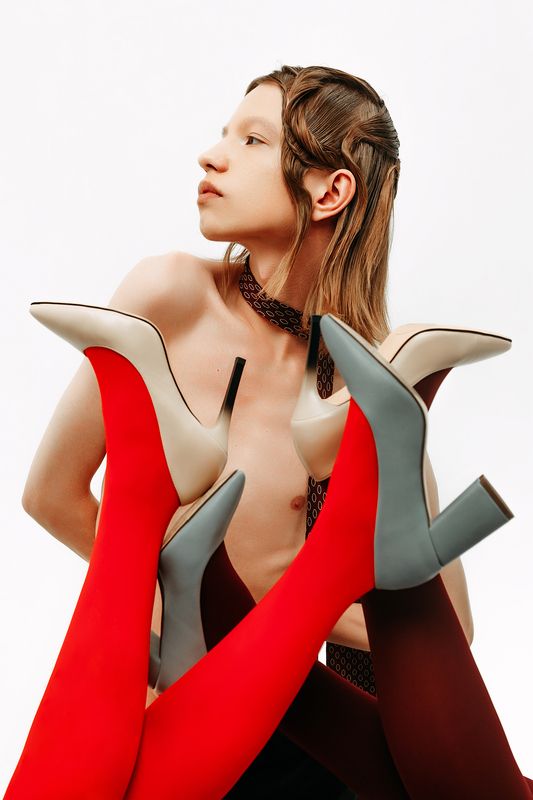 юноша, женские ноги, колготки , чулки , студия Даниил фото превью