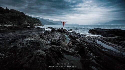 Rocky Shore Solitary Figure: Embrace Between Heaven and Earth
