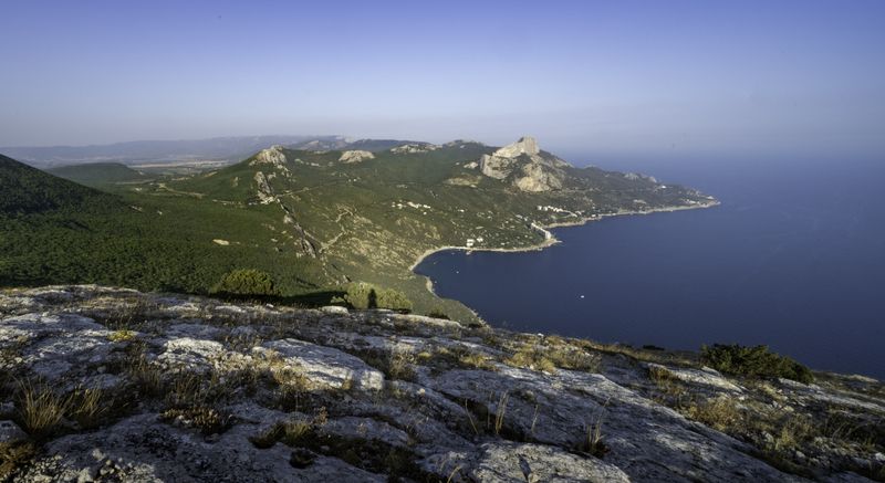 Россия, Крым, Большая Севастопольская Тропа, смотровая Куш-Кая, Ласпийский перевал Вид на Южный берег Крыма фото превью