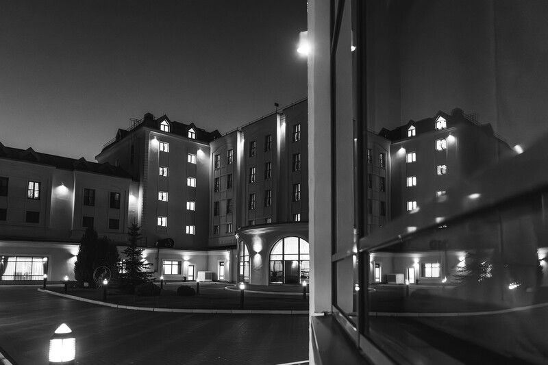 Ночные окна отеля фото превью