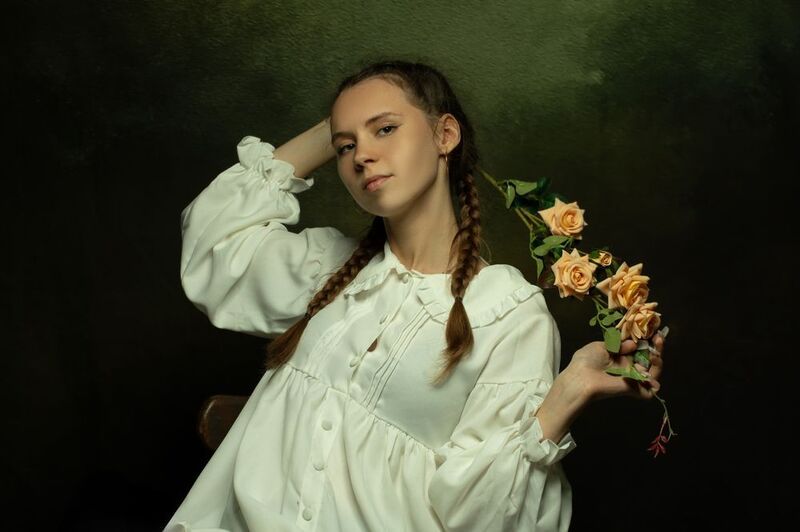 портрет молодой девушки фото превью