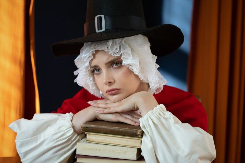 девушка, костюм, солнце, шляпа, книги, занавес Образ фото превью