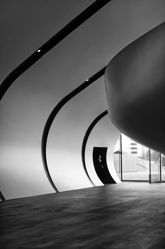 молодая девушка, городской стиль, дворы, архитектура , линии Линии фото превью