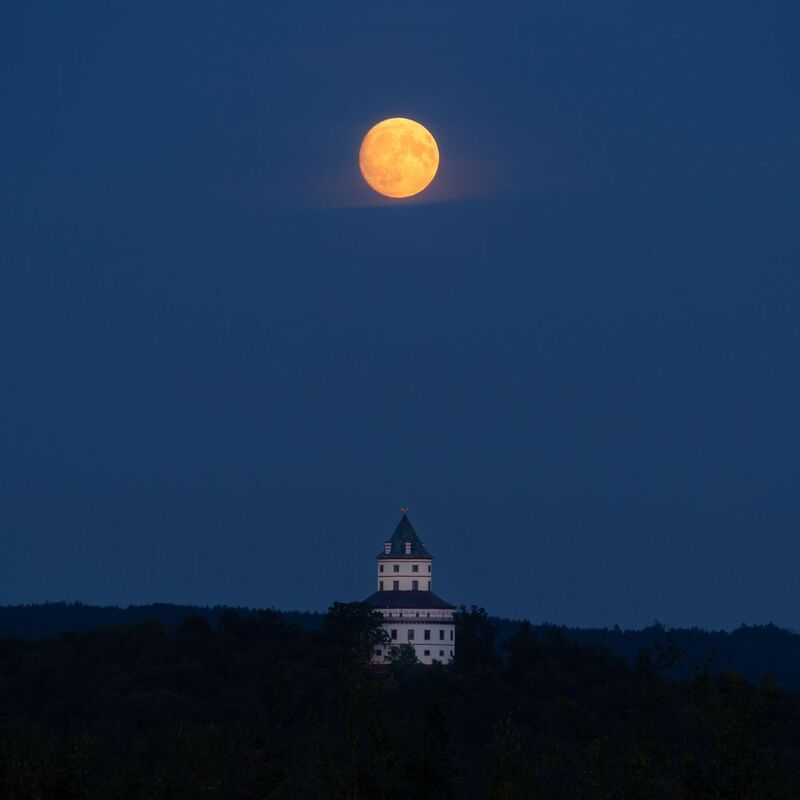 moon,full moon,czechia,olympus,castle,night,minimalistic Under the full moon фото превью