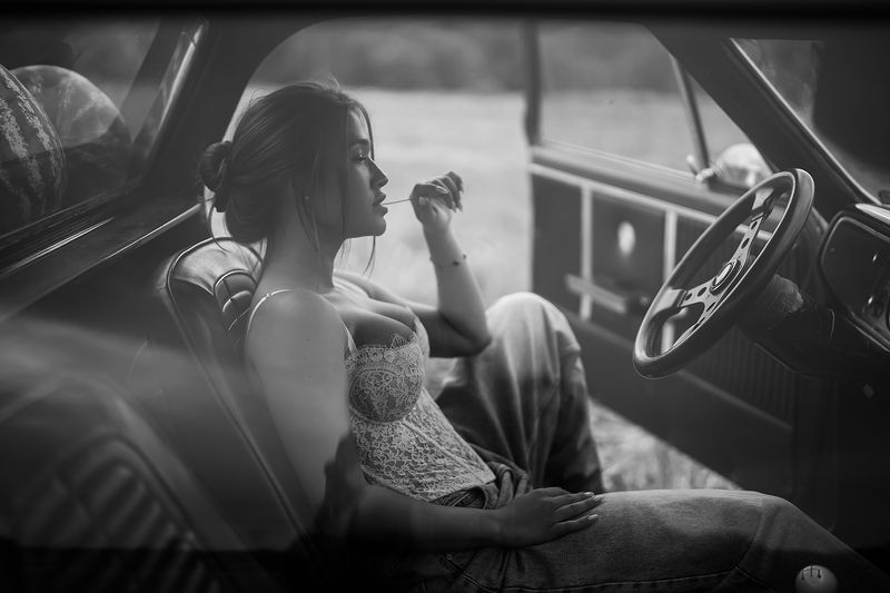 девушка,женский портрет, фигура, женское тело. чб, профиль, пикап, авто, в машине, свет, день Анна фото превью