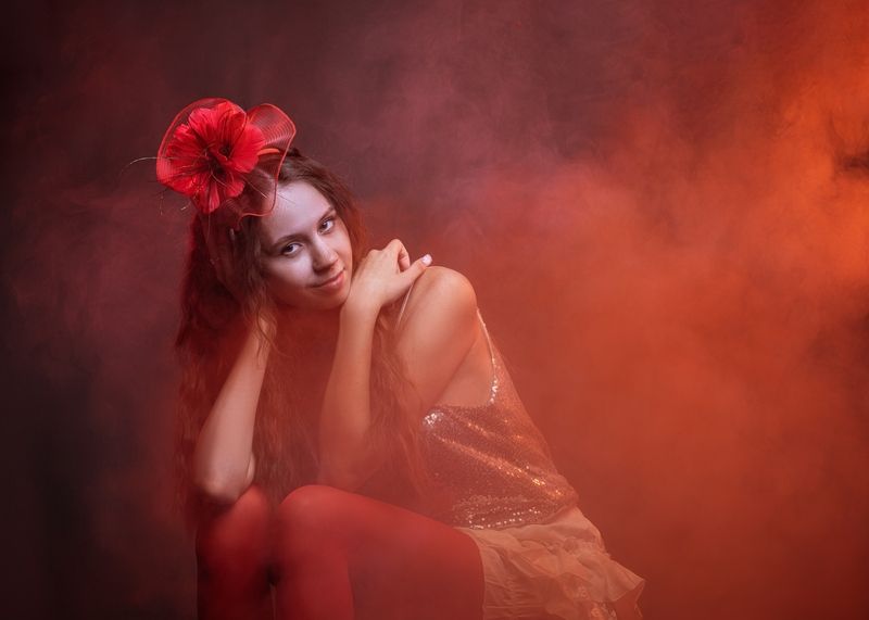 портрет молодой девушки фото превью