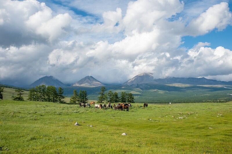 У подножья гор фото превью