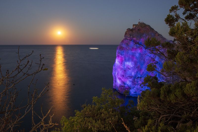 море, крым, ночь, луна, полнолуние, пейзаж, скала, Лунная дорожка блистает серебром... фото превью