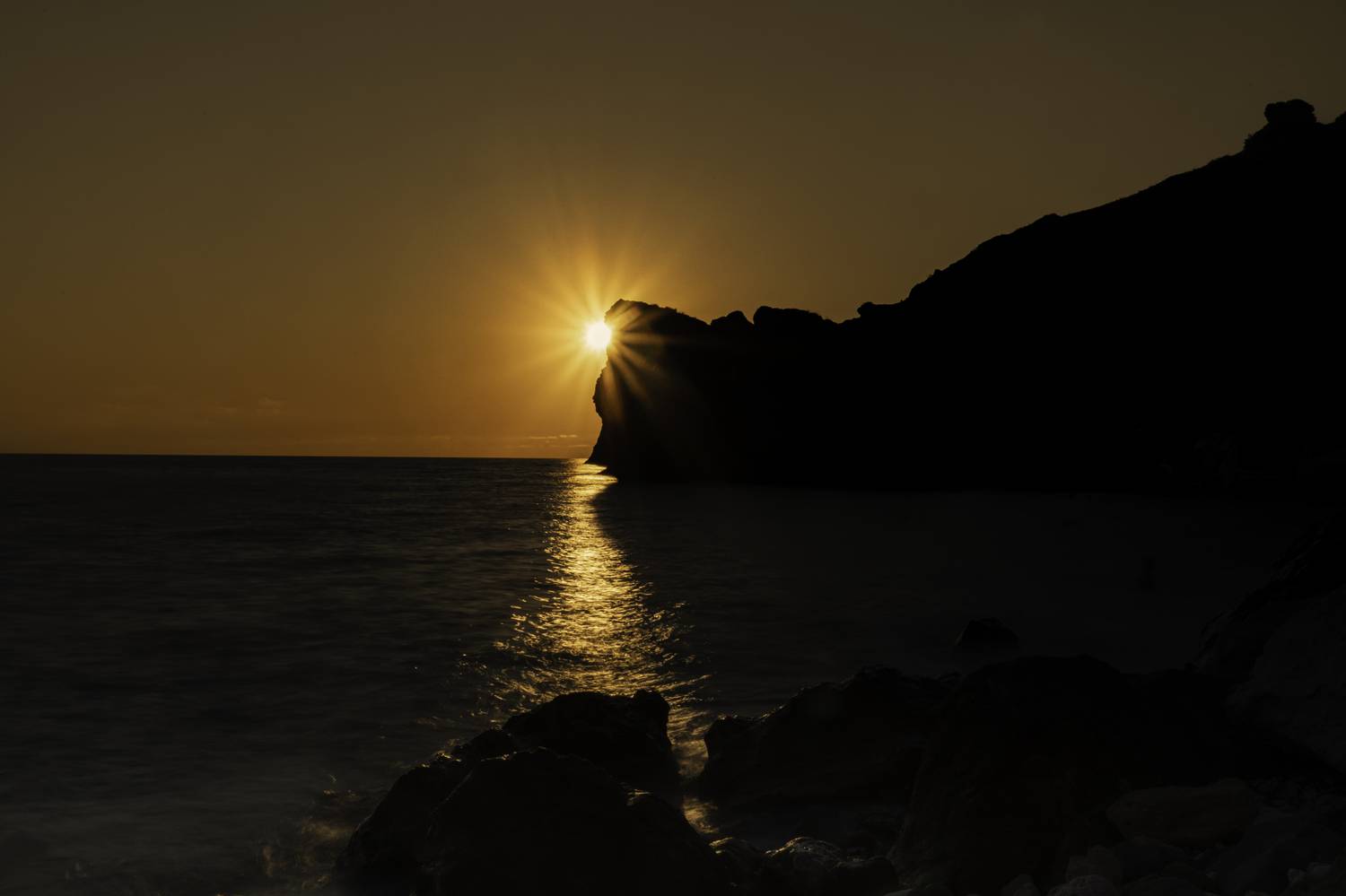 Россия, Крым, Севастополь, мыс Фиолент, Царский пляж, грот Дианы, закат, Гаврилов Юрий