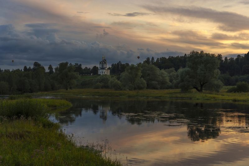 Облака над рекой фото превью