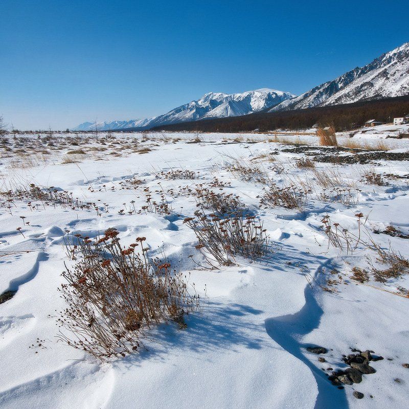 Байкал, Заворотная, зима, снег, горы, посёлок. Дневные пейзажи бухты Заворотной. фото превью