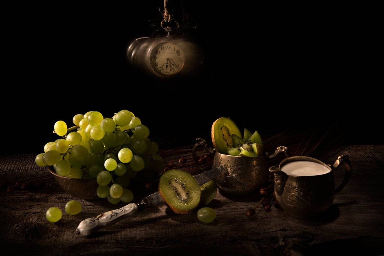 Kiwi, grapes, clock, time, knife, old, vintage, dansiga