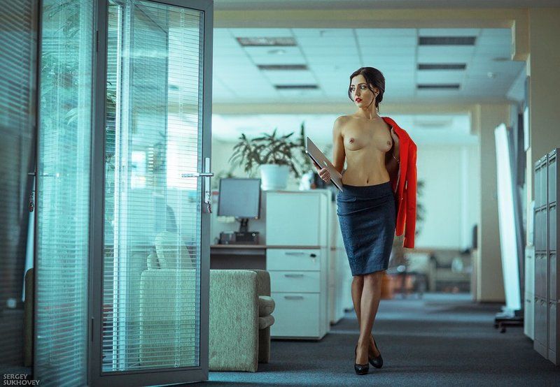 Бизнес, Бизнесвумен, Деловой стиль одежды, Обнаженная в офисе, Офис, Офис менеджер, Секретарша Офисная романтика фото превью