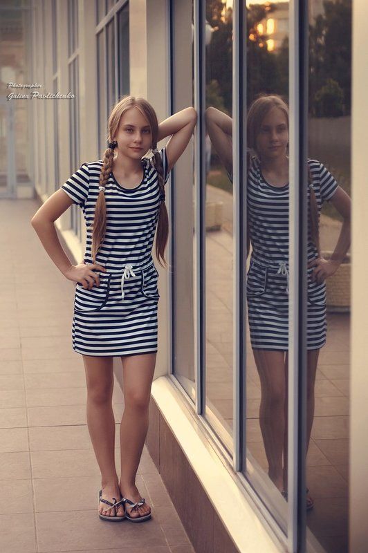 витрина, гламур, девочка, косички, линии, морячка, отражения, подрасток, полоски, портрет, тату Отражения и линии фото превью