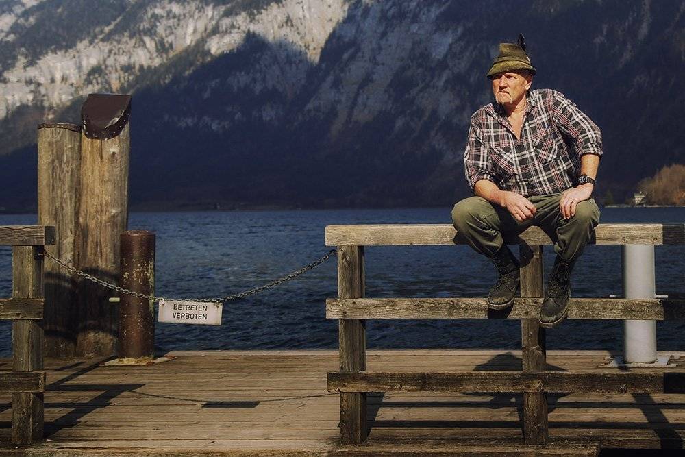 Австрия, Горы, Мужчина, Озеро, Перила, Причал, Табличка, Характер, Цепь, Человек, Шляпа, ALLA SOKOLOVA
