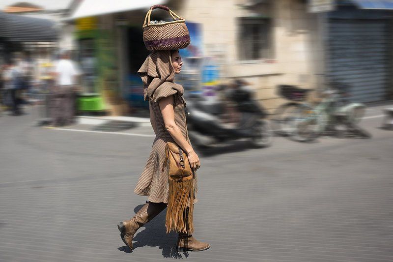 Шла девушка по городу фото превью