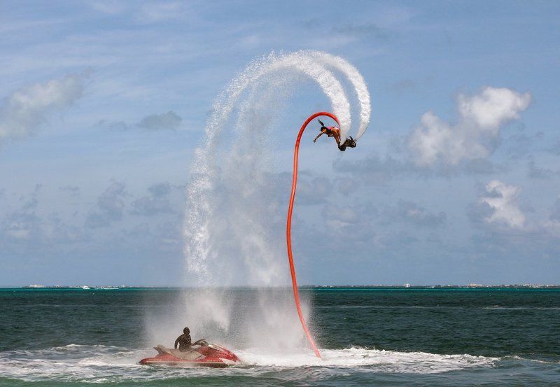 море, водомет, девушка, струи, полет, мексика, карибы, канкун Полеты в море фото превью