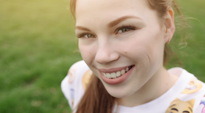 Face, Girl, Grass, Smile, Sunny, Woman Sunny girl фото превью