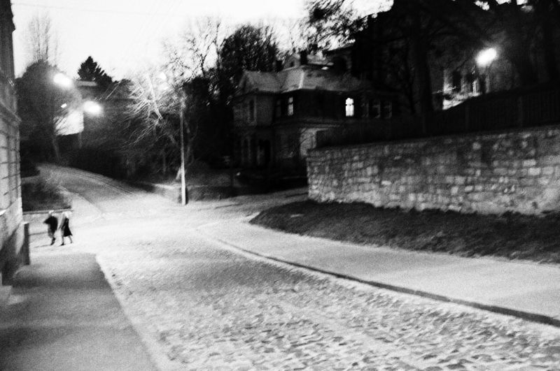 ночной город, двое, пара, стрит, львов, атмосфера, жанр, настроение, перекресток, бесы, город, ночь, силуэт, улица, фонарь, брущатка *** фото превью