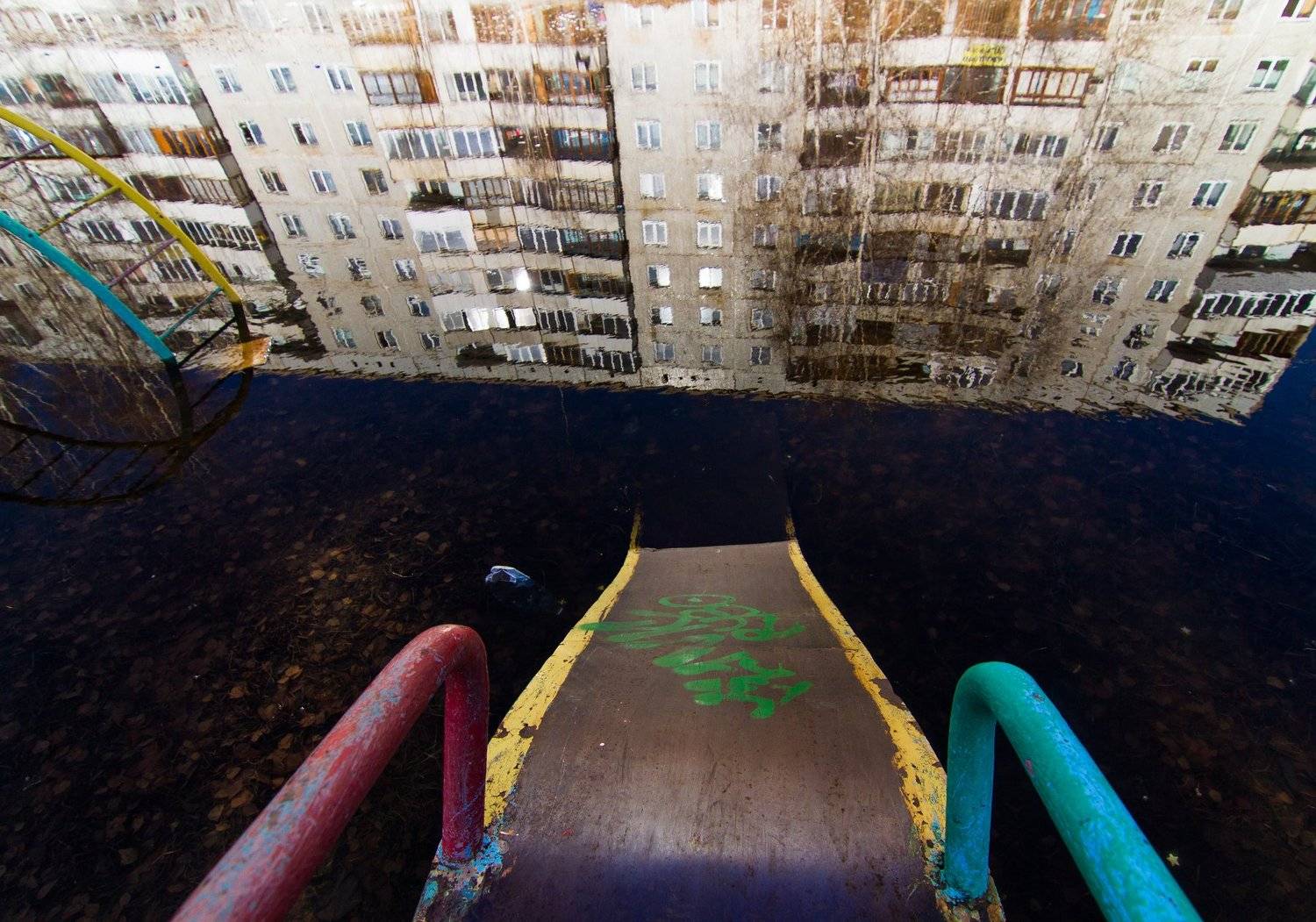 Весна, Омск, Россия, лужа, отражение, двор, urban exploration, Голубев Алексей