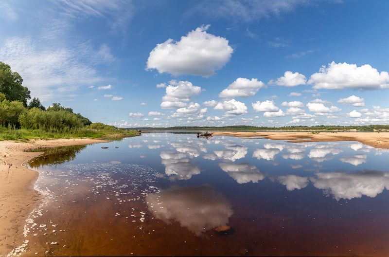 вычегда, река, небо, отражение, облака, лодка С отражением. фото превью