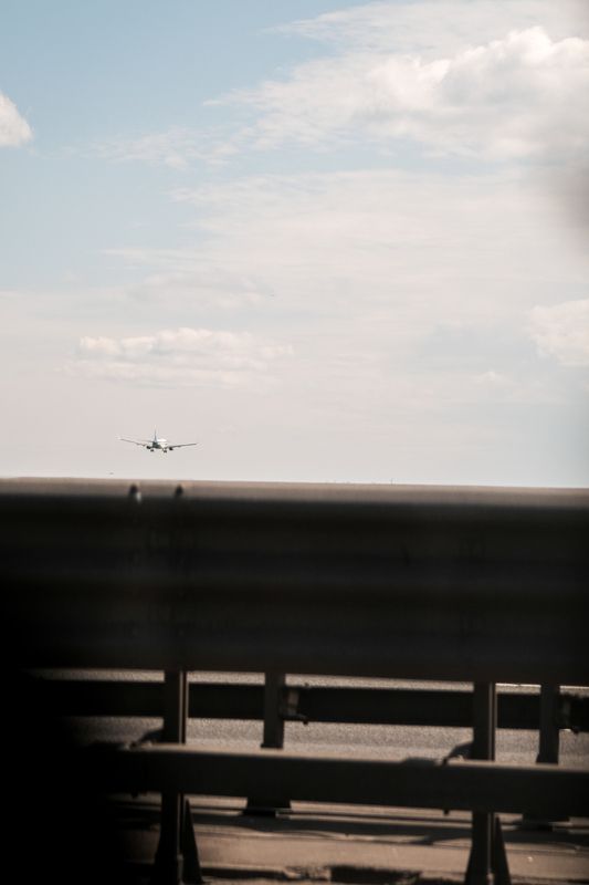 самолет, взлет, небо, дорога, барьер, минимализм, путешествие, свобода, геометрия, контраст За барьером фото превью