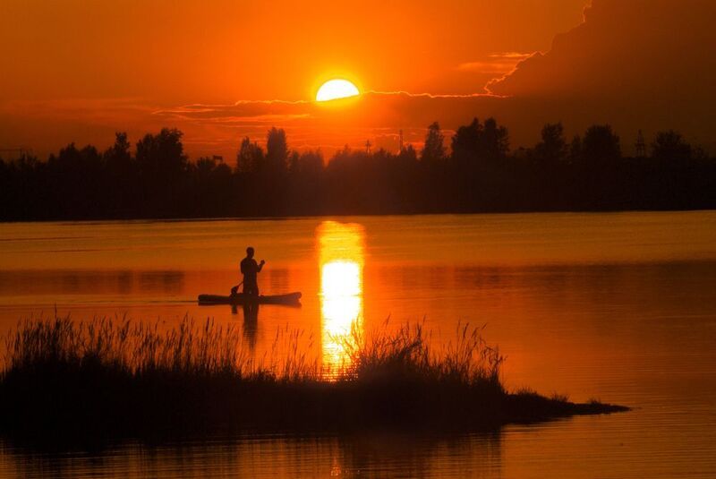 Один на озере фото превью