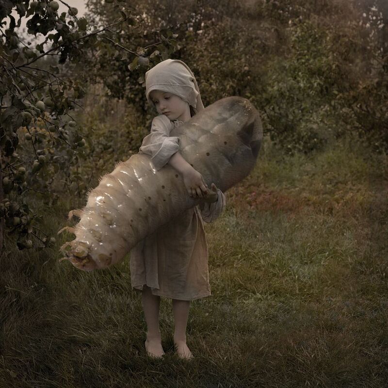 сюрреализм Девочка с ручным червем фото превью