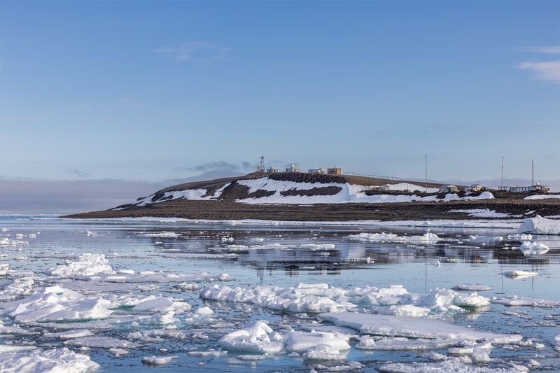 Остров Хейса, архипелаг Земля Франца-Иосифа. Заброшенная обсерватория Дружная фото превью