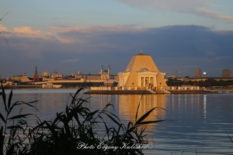 казань, городской пейзаж, закат, ночь, ночные огни, евгений кулешов Казань. Памятник павшим при взятии Казани в 1552 году. фото превью