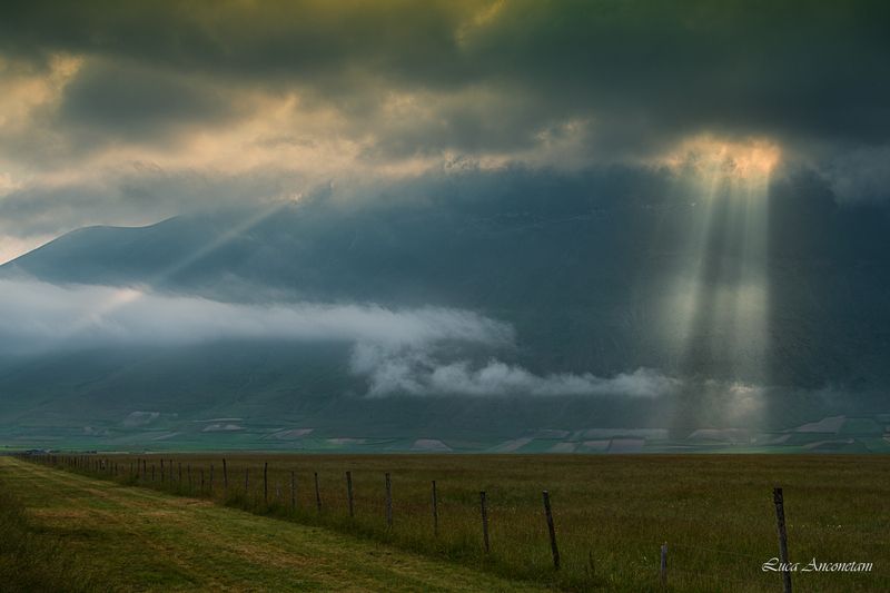 sunrays umbria italy fog landscape nature castelluccio di norcia Sunrays in Castelluccio фото превью