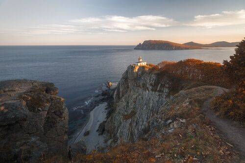 Вид на маяк Балюзек и одноименный мыс на закате.