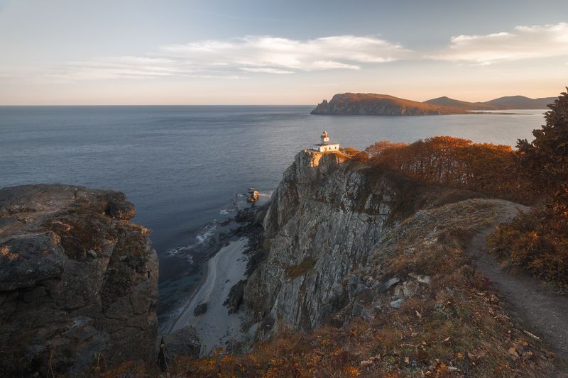 Маяк, Балюзек, Приморье, Приморский край Вид на маяк Балюзек и одноименный мыс на закате. фото превью