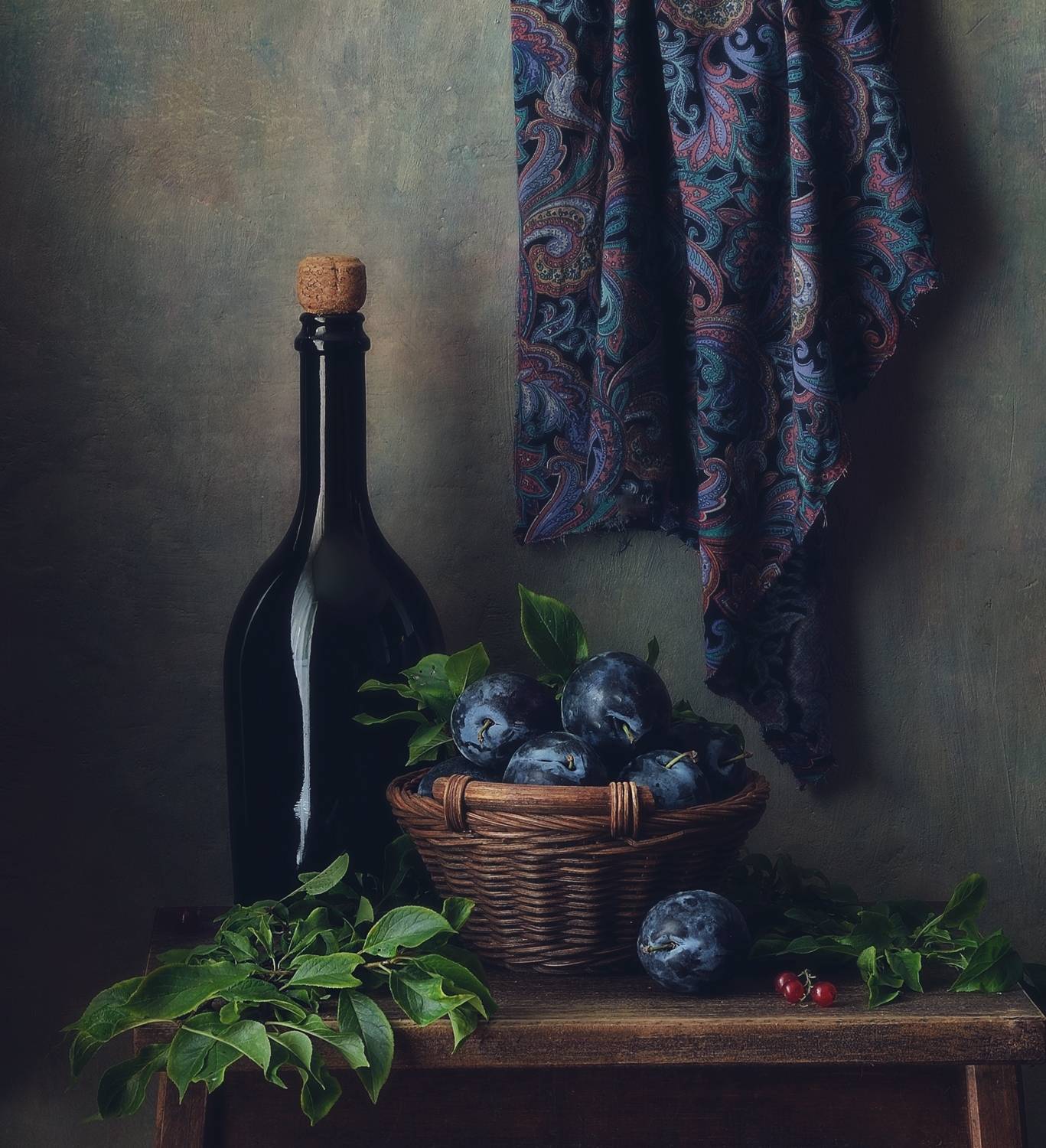 натюрморт,сливы,бутылка,корзина,лето, Наталия К