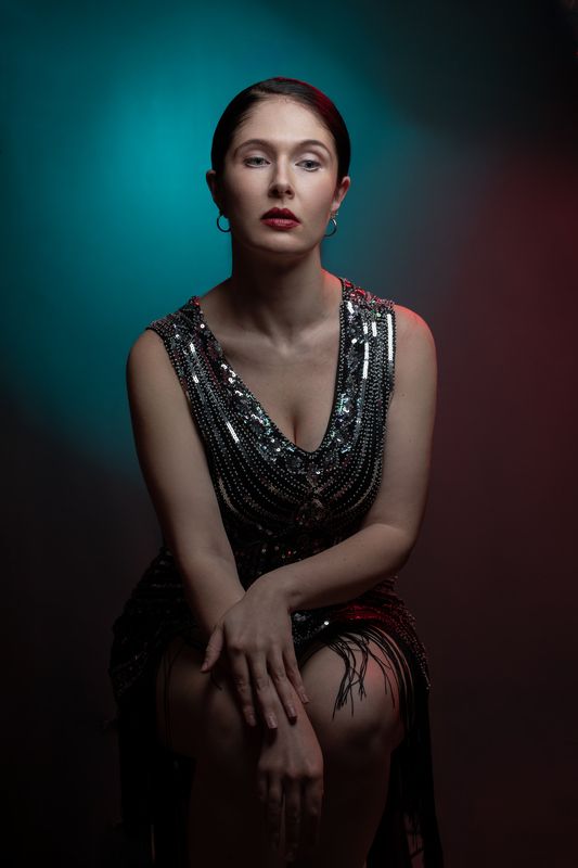 портрет молодой девушки фото превью