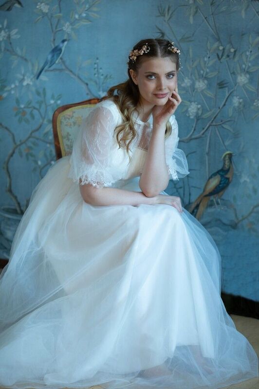 девушка, венчальное платье, голубой фон, птички, студия Юля. Портрет фото превью