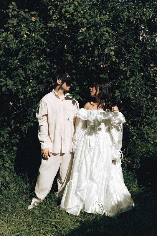 Под деревом фото превью