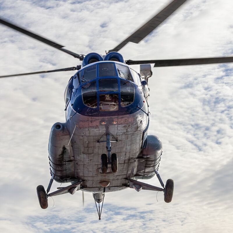 Вертолет уходит в небо фото превью