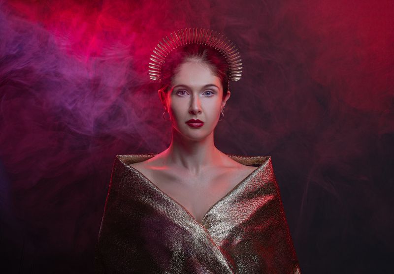 портрет молодой девушки фото превью