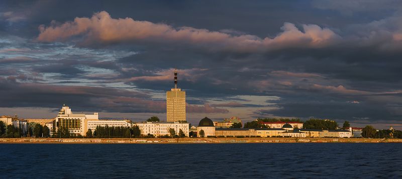 город архангельск, набережная, река, северная двина, высотка, дома, деревья, август, вечер, небо, панорама Вечерняя набережная, Архангельск фото превью