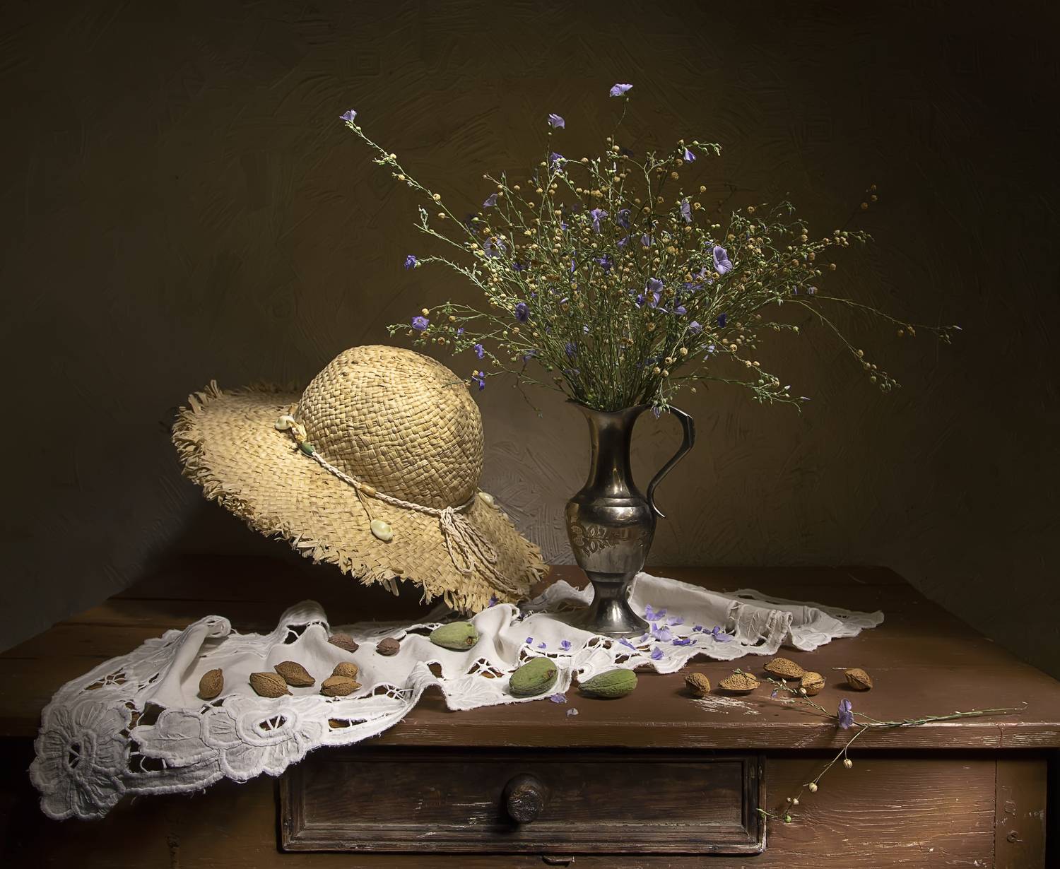 натюрморт, ыветы, миндаль, шляпа, Татьяна Феденкова