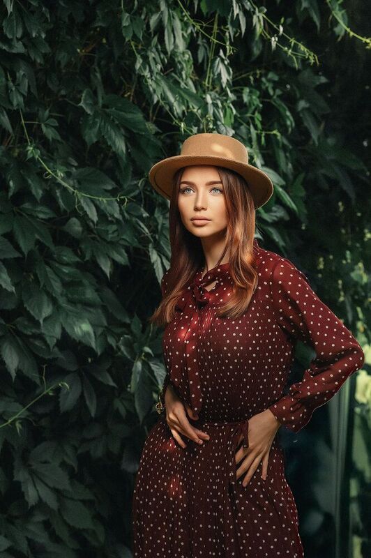 в кустах дама фото превью