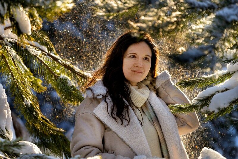 Женщина, зима, портрет, солнечный день, переливы снежинок Снег на солнце фото превью