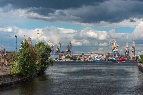 Индустриальный летний Петербург в ожидании дождя