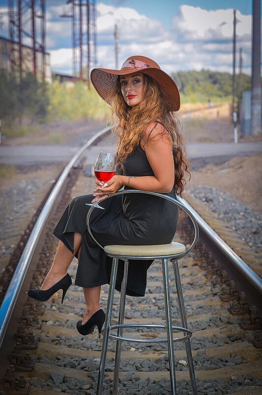 Красивая девушка на жд путях фото превью