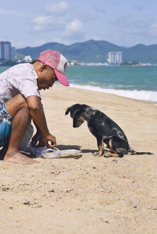 Beachlife of a local boy and his puppy  фото превью